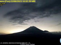 Aktivitas Vulkanik Semeru Malam Ini, Keluarkan Letusan Asap dan Guguran Lava