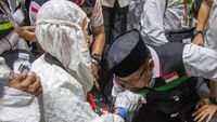 5 Potret Keakraban Gus Men dengan Jemaah Haji Indonesia