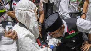 5 Potret Keakraban Gus Men dengan Jemaah Haji Indonesia