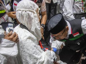 5 Potret Keakraban Gus Men dengan Jemaah Haji Indonesia