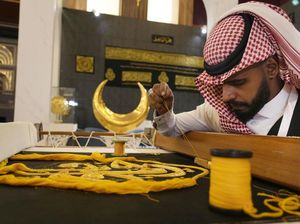 Intip Penyulaman Kiswah dengan Benang Emas Intip Penyulaman Kiswah dengan Benang Emas