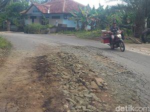 Tronton Pengangkut Batu Bikin Jalan Batu Hiu Mirip Sisik Buaya