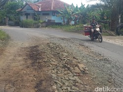 Tronton Pengangkut Batu Bikin Jalan Batu Hiu Mirip Sisik Buaya