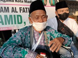 Bahagianya CJH Tunanetra Bojonegoro Akhirnya Berangkat ke Tanah Suci