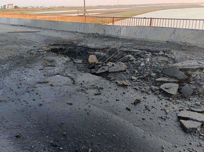 Jembatan Penghubung Kherson-Krimea Bolong Dihantam Rudal