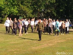 Ganjar Temani Kaisar Jepang Naruhito Naik Candi Borobudur
