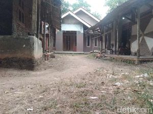 Suasana Kampung Unik di Majalengka Hanya Ada 7 Atap Suasana Kampung Unik di Majalengka Hanya Ada 7 Atap