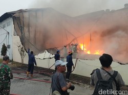 Gudang Spons di Sidoarjo Terbakar, Pekerja Sempat Terjebak