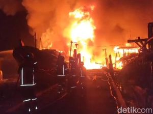Kebakaran Hebat di Belawan, 10 Kapal Nelayan Ludes Kebakaran Hebat di Belawan, 10 Kapal Nelayan Ludes