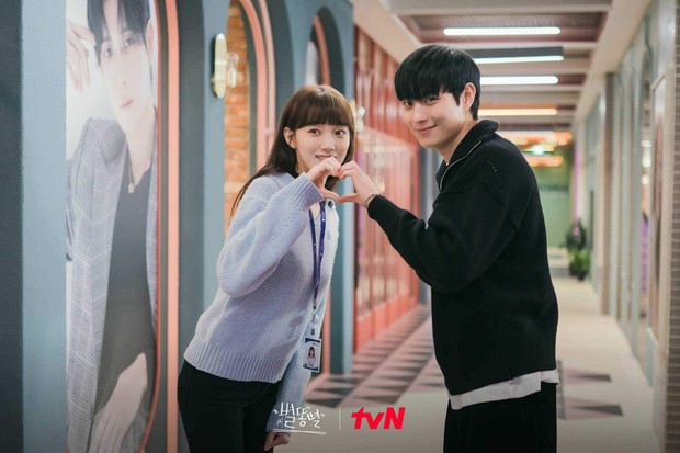 Kim Young Dae dan Lee Sung Kyung jadi pasangan di drama Shooting Stars/Foto: Instagram.com/tvn_drama Kim Young Dae dan Lee Sung Kyung jadi pasangan di drama Shooting Stars