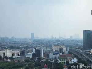 Langit Jakarta Memutih, Kualitas Udara Sedang Tidak Sehat Langit Jakarta Memutih, Kualitas Udara Sedang Tidak Sehat