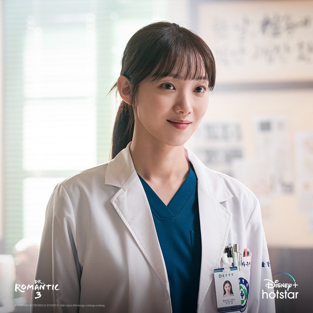 Lee Sung Kyung di drama Dr. Romantic 3/Foto: Instagram.com/disneyplushotstarid Lee Sung Kyung di drama Dr. Romantic 3