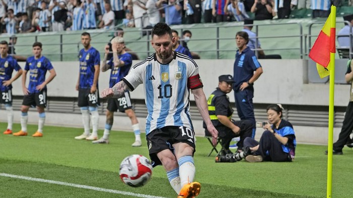 Argentinas Lionel Messi takes a corner kick during the friendly soccer match against Australia at the Workers Stadium in Beijing, China, Thursday, June 15, 2023. (AP Photo/Andy Wong)