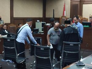 Hakim Soroti Kaki Lukas Enembe Bengkak Saat Sidang Kasus Suap-Gratifikasi Hakim Soroti Kaki Lukas Enembe Bengkak Saat Sidang Kasus Suap-Gratifikasi