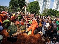 Proses Pemakaman Pria BB 300 Kg: Pakai Forklift, Dibantu Damkar