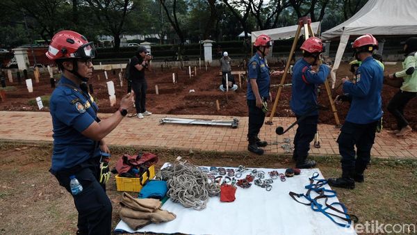 Melihat Persiapan Damkar Jelang Pemakaman Pria Obesitas 300 Kg