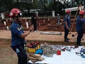 Melihat Persiapan Damkar Jelang Pemakaman Pria Obesitas 300 Kg Melihat Persiapan Damkar Jelang Pemakaman Pria Obesitas 300 Kg