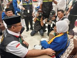 Bertemu Jemaah Haji Tertua Asal Rembang, Gus Men: Semangat Nggih Mbah
