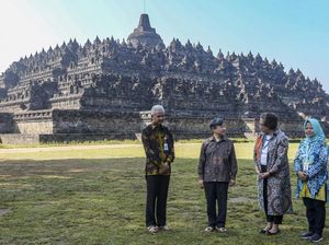 Momen Kaisar Jepang Kunjungi Candi Borobudur