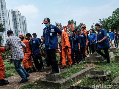 Pakai Forklift, Basarnas Bawa Jenazah Pria Obesitas 300 Kg ke Liang Lahat