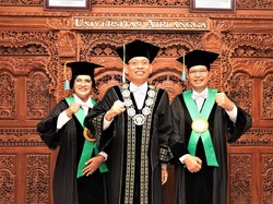 Langka! Pasangan Suami-Istri Dikukuhkan Bersamaan sebagai Guru Besar