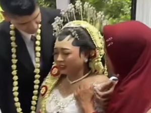 Pernikahan Beda Negara Viral, Wanita Jawa Ini Nangis Dinikahi Bule Belanda Pernikahan Beda Negara Viral, Wanita Jawa Ini Nangis Dinikahi Bule Belanda
