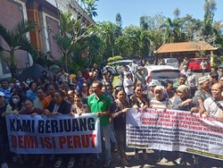 300 Pedagang Geruduk Kantor DPRD, Tolak Revitalisasi Pasar Negara