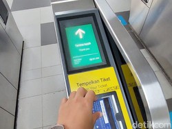 Pekerja Happy Naik MRT Jakarta ke Kantor Cuma Rp 1 Hari Ini Pekerja Happy Naik MRT Jakarta ke Kantor Cuma Rp 1 Hari Ini