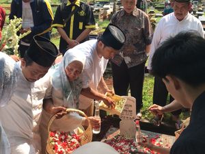 Momen Haru Pemakaman Ayahanda Ibnu Jamil Momen Haru Pemakaman Ayahanda Ibnu Jamil