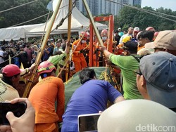 Seputar Proses Pemakaman Fajri yang Gunakan Forklift dan Katrol