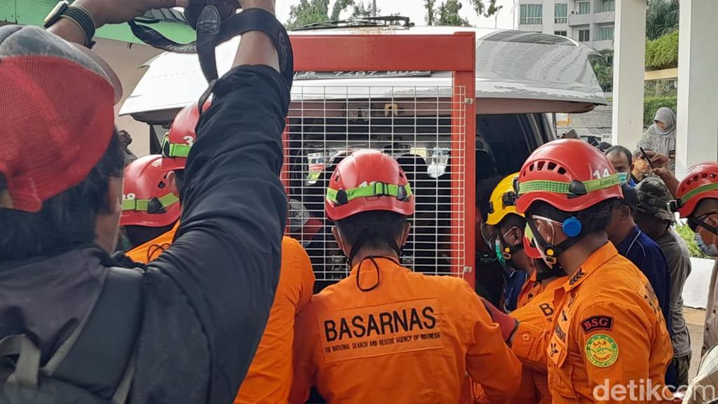 Damkar-Basarnas Bantu Pemakaman Fajri Pria Obesitas 300 Kg di TPU Menteng Pulo Damkar-Basarnas Bantu Pemakaman Fajri Pria Obesitas 300 Kg di TPU Menteng Pulo
