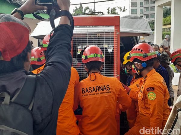 Pulley System hingga Forklift di Pemakaman Pria Obesitas Ekstrem 300 Kg