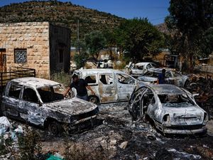 Pemukim Israel Serang Desa-desa Palestina, Rumah-Mobil Dibakar