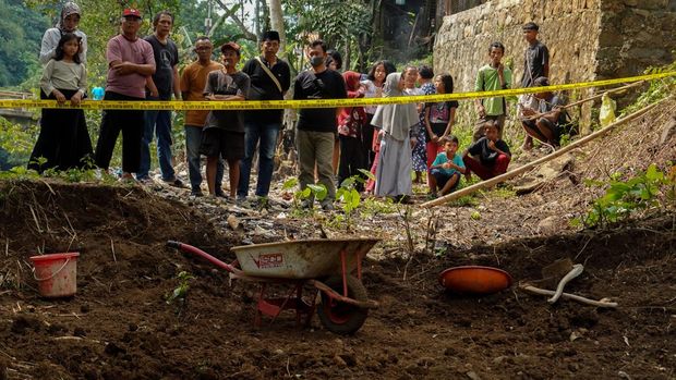 Polisi melakukan proses olah TKP di lokasi penemuan empat kerangka bayi di Purwokerto, Banyumas, Jawa Tengah, Kamis (22/6/2023). Polresta Banyumas terus melakukan pencarian lanjutan dengan menggali lokasi ditemukanya empat kerangka bayi yang diperkirakan berumur 1 hingga 10 tahun atas dugaan hasil tindak pidana. ANTARA FOTO/Idhad Zakaria/rwa.