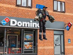 Keren! Di Festival Musik Ini Ada Pengantar Pizza Pakai Jet Suit