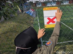 Satpol PP DIY Segel Mini Soccer dan Kafe di Maguwoharjo Sleman