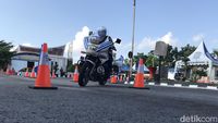 Kala Polisi Unjuk Gigi Ikut Lomba Safety Riding