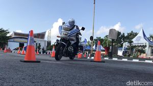 Kala Polisi Unjuk Gigi Ikut Lomba Safety Riding