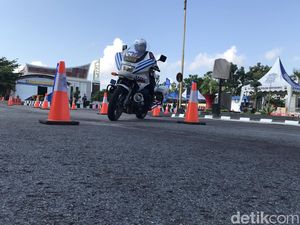Kala Polisi Unjuk Gigi Ikut Lomba Safety Riding