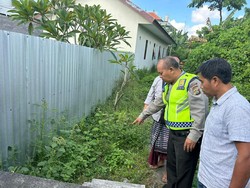 Penghuni Kos Temukan Bayi Hidup-Masih Berlumur Darah di Pinggir Selokan