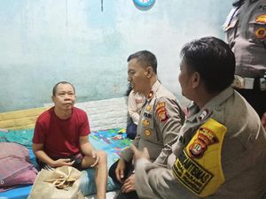 Sambut HUT Bhayangkara, Polsek Mampang Beri Bantuan Warga Difabel-Janda