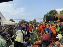 Suasana Haru Pemakaman Pria Obesitas 300 Kg di TPU Menteng Pulo