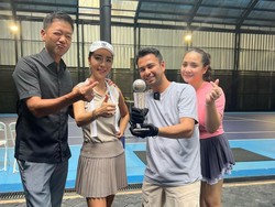 Raffi Ahmad-Nagita Tunjukkan Piala Lagi Lagi Tenis Bertabur 5.000 Berlian