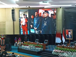 Rapat Paripurna HUT Ke-496 Jakarta di DPRD DKI, Heru Disambut Palang Pintu