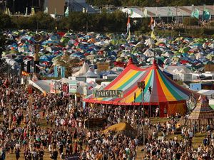 Ribuan Orang Ramaikan Festival Glastonbury 2023 Ribuan Orang Ramaikan Festival Glastonbury 2023