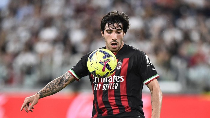 Soccer Football - Serie A - Juventus v AC Milan - Allianz Stadium, Turin, Italy - May 28, 2023 AC Milans Sandro Tonali in action REUTERS/Massimo Pinca