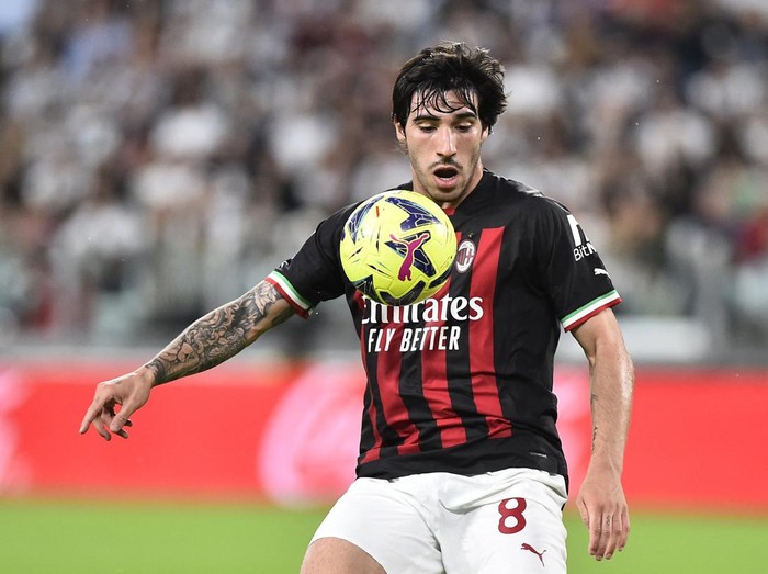 Soccer Football - Serie A - Juventus v AC Milan - Allianz Stadium, Turin, Italy - May 28, 2023 AC Milan's Sandro Tonali in action REUTERS/Massimo Pinca