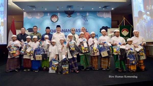 Semringah Anak-anak di Khitan Massal Kemendag