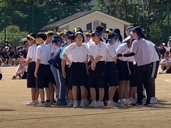 Bikin Haru! Pelajar di Jepang Buat Barikade Demi Siswi Berhijab yang Pingsan