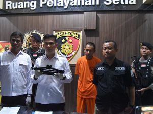 Bang Jago yang Ngamuk-Rusak Mobil di Cirebon Ditangkap Bang Jago yang Ngamuk-Rusak Mobil di Cirebon Ditangkap
